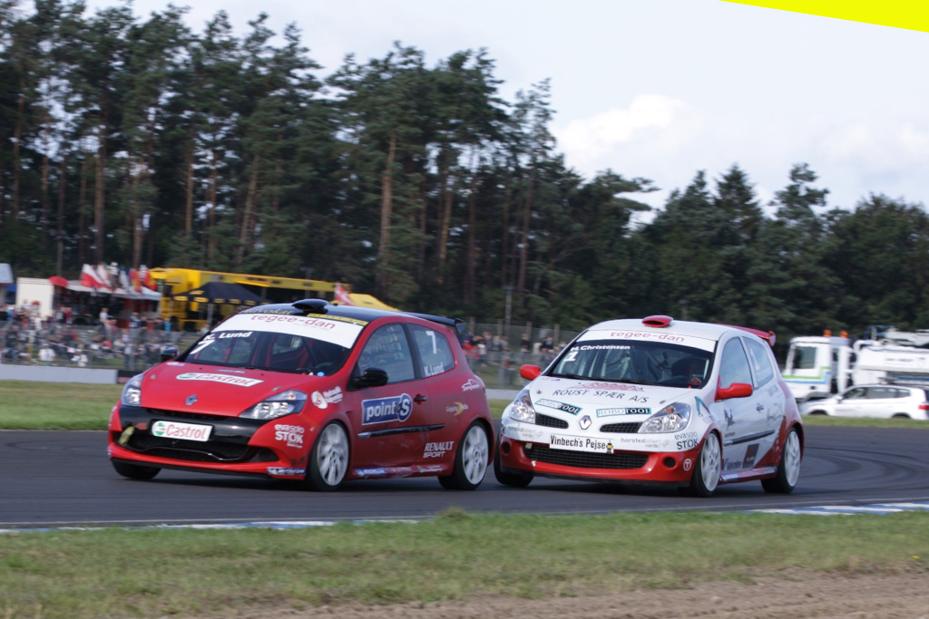 I Clio Cup ligger Kim Lund Johansen foran Michael Christensen.
(Foto: Motorsporten.dk)